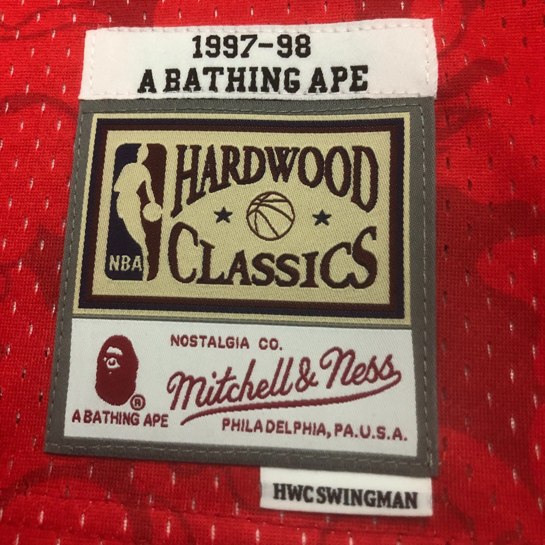 Regata Mitchell & Ness x BAPE - Chicago Bulls - Rei da Pelada