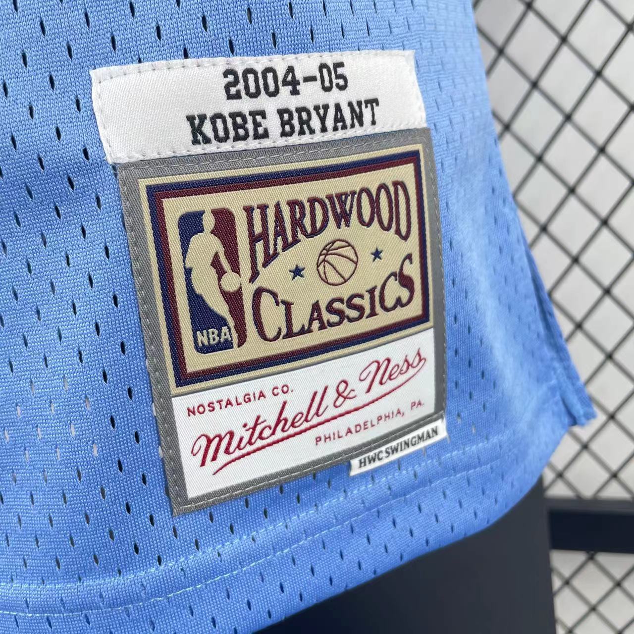 Regata Mitchell & Ness Los Angeles Lakers Alternate Kobe Bryant 2004-2005 Azul - Rei da Pelada