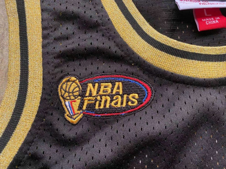 Regata Chicago Bulls Mitchell & Ness Black/Gold 97/98 Jordan - Rei da Pelada