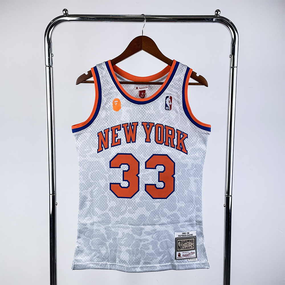 Regata Mitchell & Ness x BAPE - New York Knicks Branca - Rei da Pelada